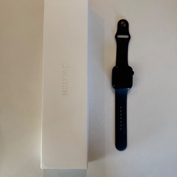 Apple Watch Series 8 GPS, 45mm Midnight Aluminum Case with Black Sport Band - Picture 3 of 5